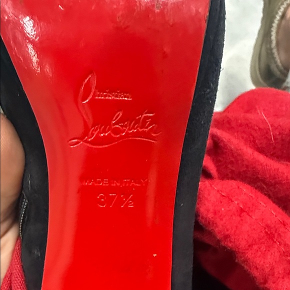 Christian Louboutin Black Pumps with Iconic Red Soles - Picture 3 of 7